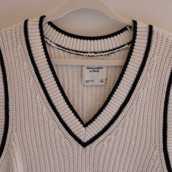 Abercrombie & Fitch Sweater Vest - Picture 2 of 4